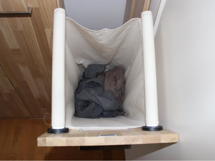 Wäschekorb mit Wäsche