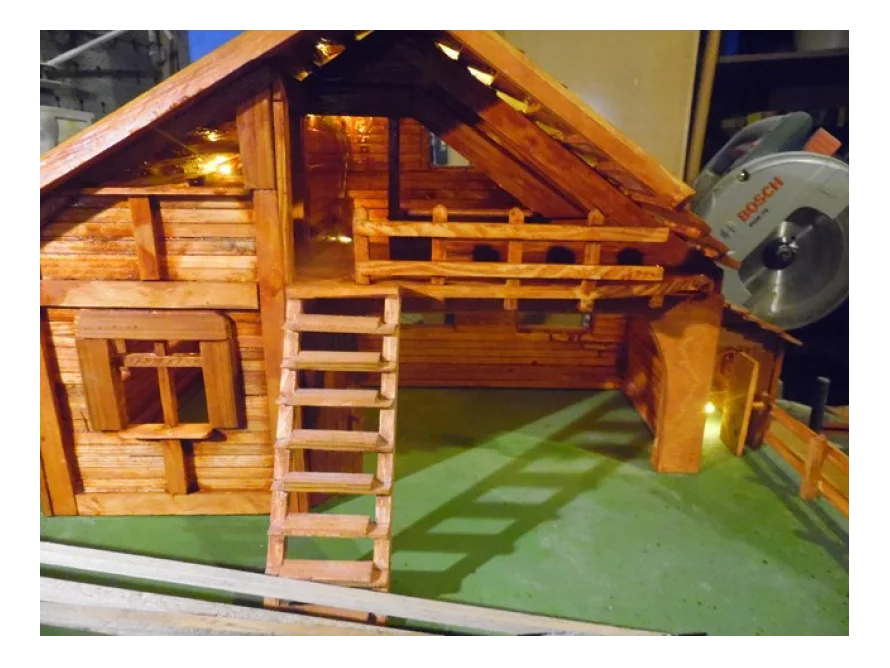 Modell eines Holzhauses mit Beleuchtung.
