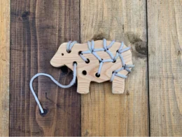 Holzspielzeug Bär zum Schnüren