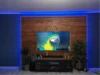 Wohnzimmer mit Fernseher und blauer Beleuchtung