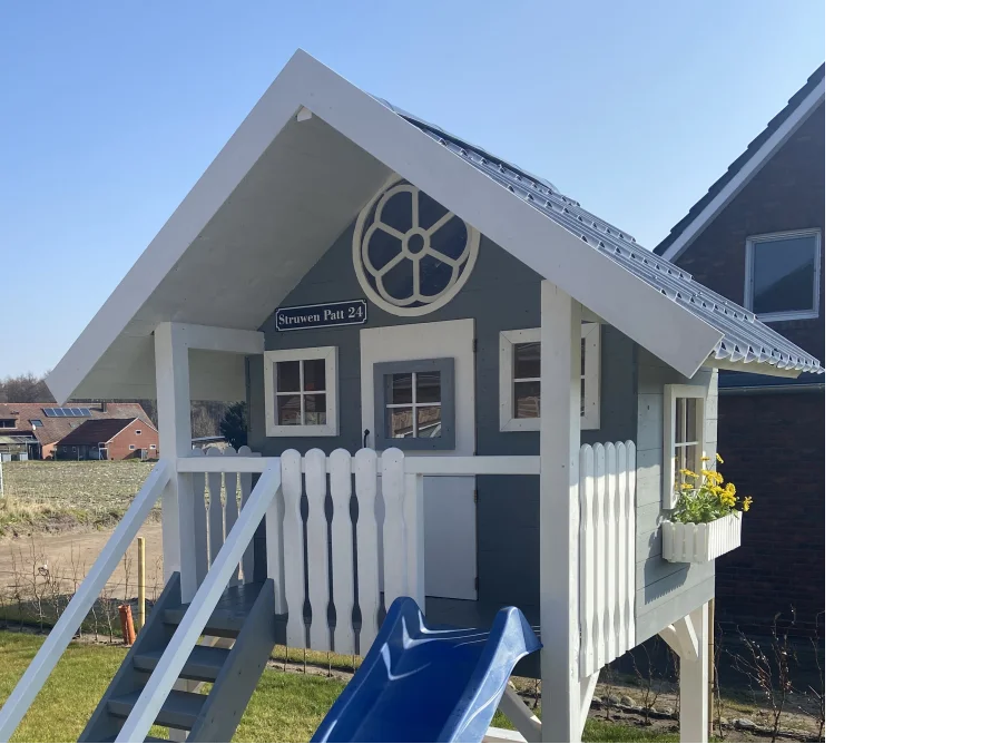 Blau-weißes Spielhaus mit Rutsche