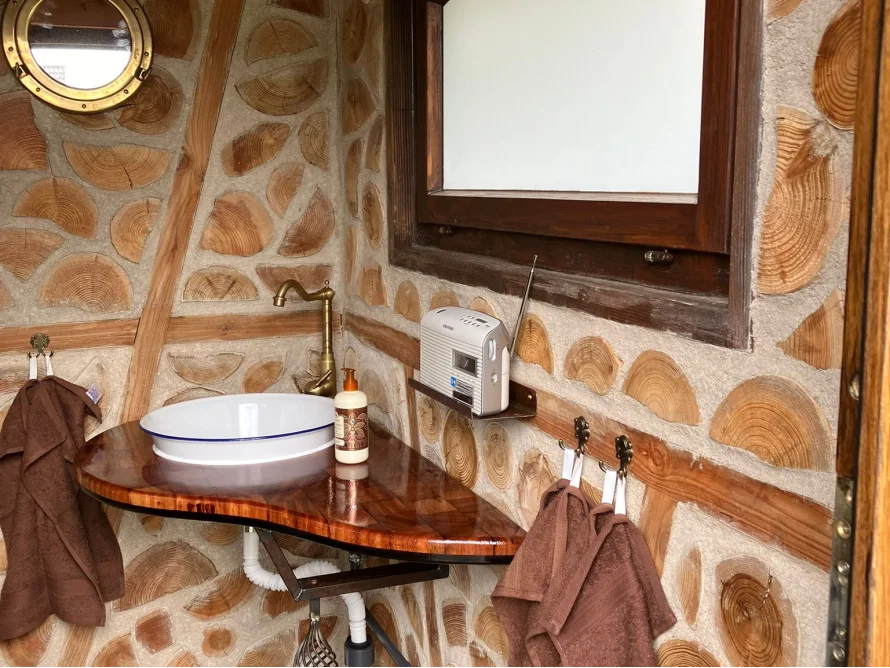 Rustikales Waschbecken in einem Gartenhaus