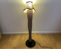 Stehlampe im Design eines Beines mit Netzstrumpf