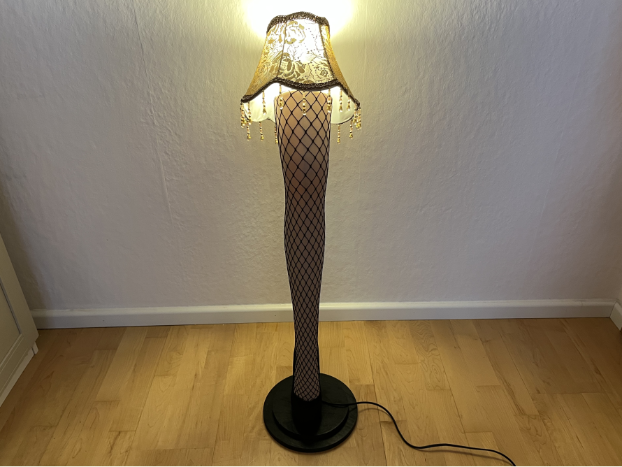 Stehlampe im Design eines Beines mit Netzstrumpf