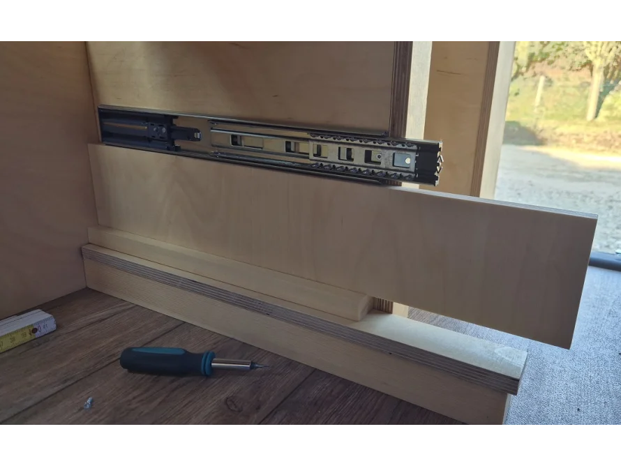 Einbau einer Schublade mit Schraubenzieher