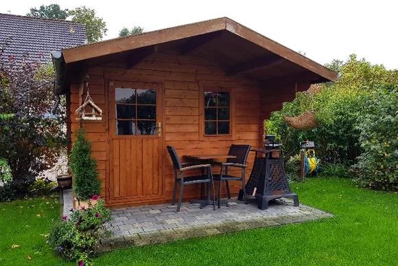 Gartenhaus mit Terrasse und Gartenmöbeln