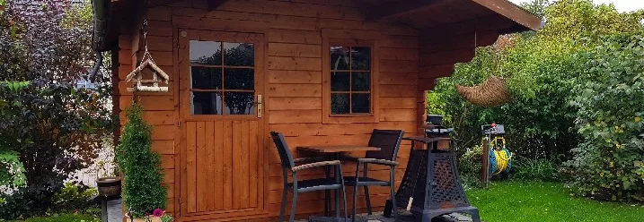 Gartenhaus mit Terrasse und Gartenmöbeln