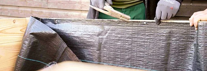 Person befestigt Folie mit Tacker