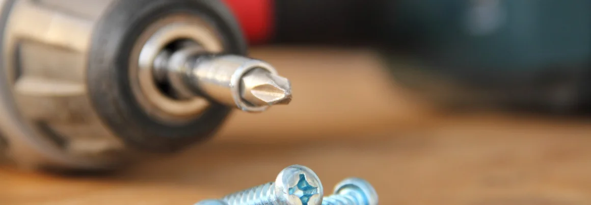 Akkuschrauber und Schrauben