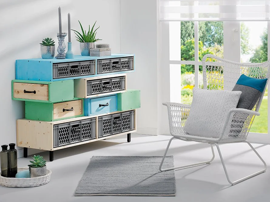 Bunte Kommode aus Holzkisten