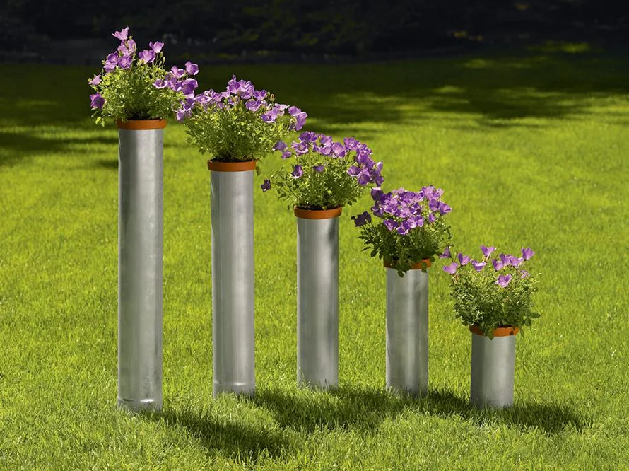 Fünf Blumentöpfe in absteigender Größe