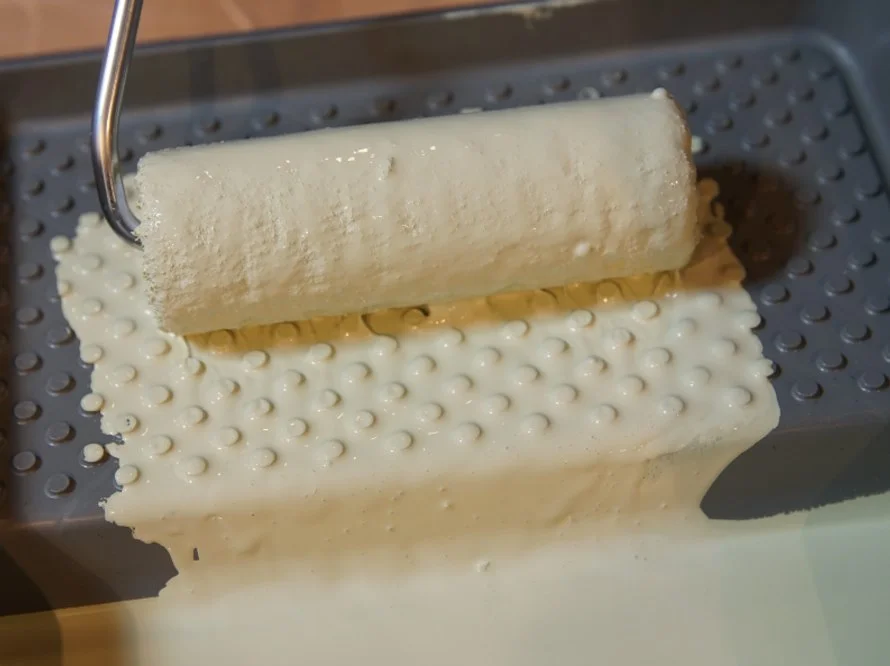 Farbroller in Farbwanne