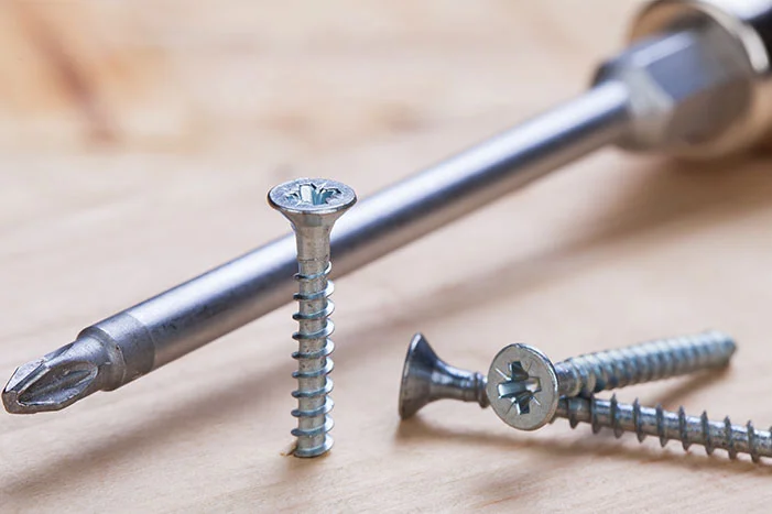 Schraubenzieher und Schrauben