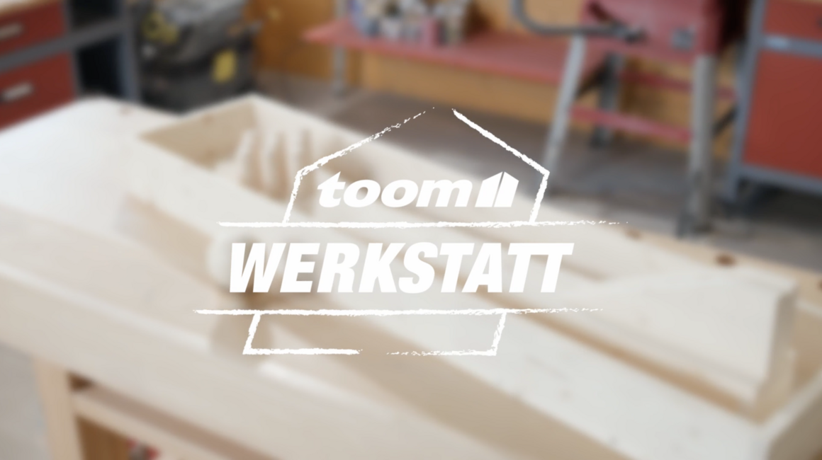 Unscharfer Hintergrund einer Werkstatt. Logo der toom Werkstatt