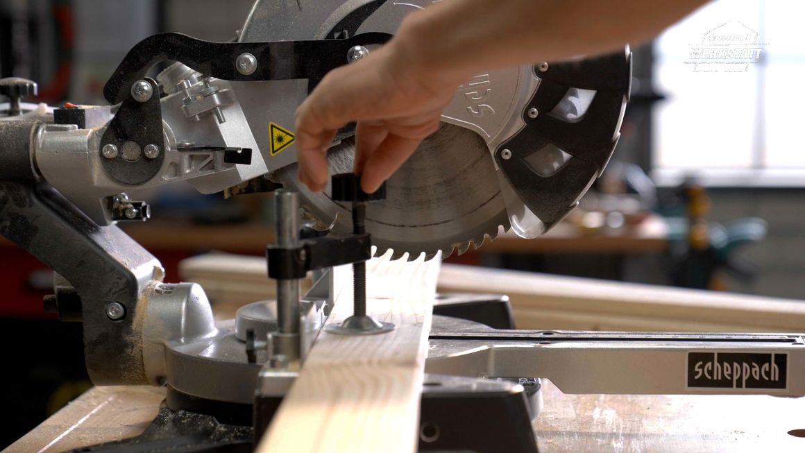 Person sägt Holz mit Kappsäge