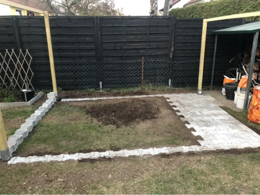 Pflasterarbeiten für Gartenhaus