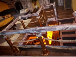 Holzgeländer mit Tauen