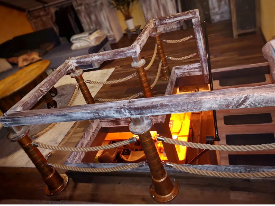 Holzgeländer mit Tauen