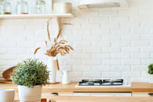 Holztisch in einer Küche