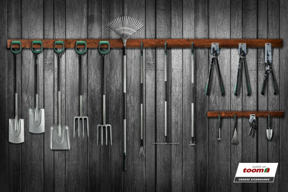 Gartengeräte an Holzwand