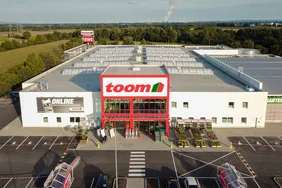 Luftaufnahme eines Baumarktes mit Parkplatz