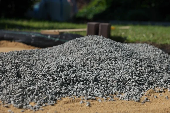 Ein Haufen Kies auf Sand.