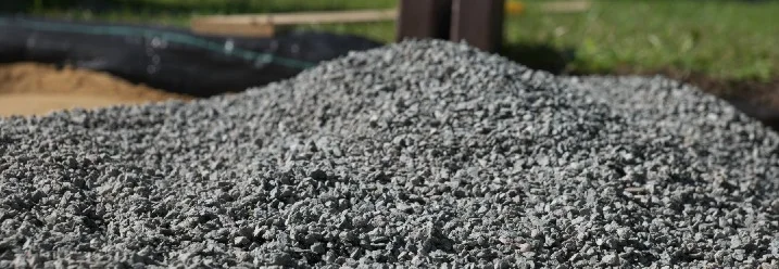 Ein Haufen Kies auf Sand.