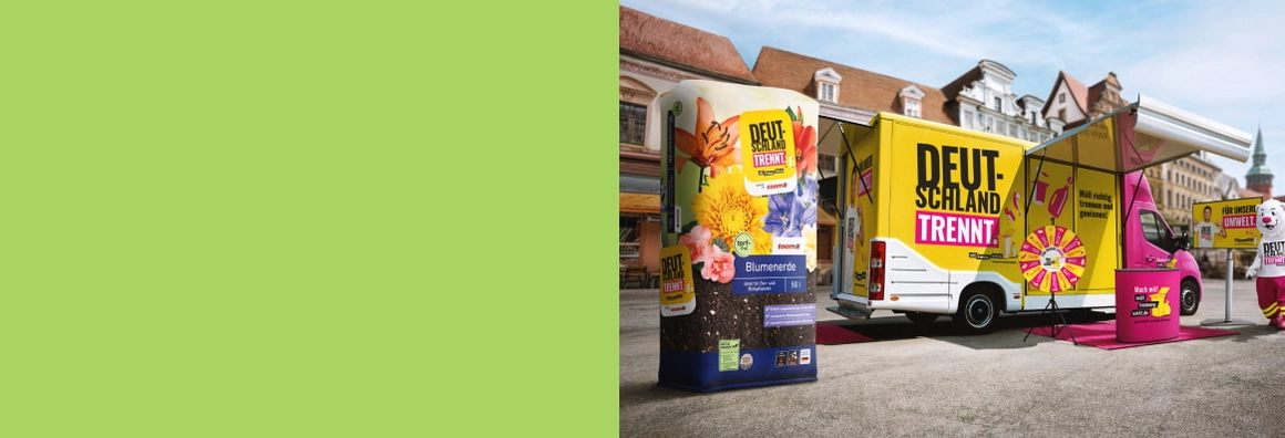 Ein Promotion-Stand zur Mülltrennung mit Truck, Glücksrad und Blumenerde.