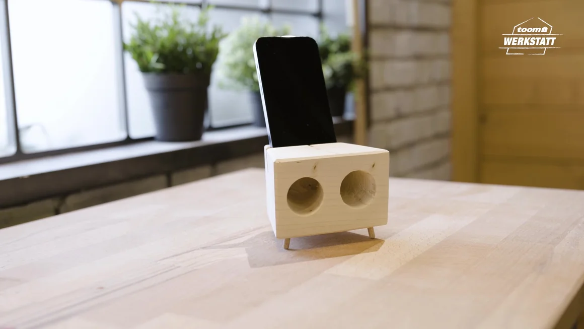 Handehalterung aus Holz mit zwei Löchern