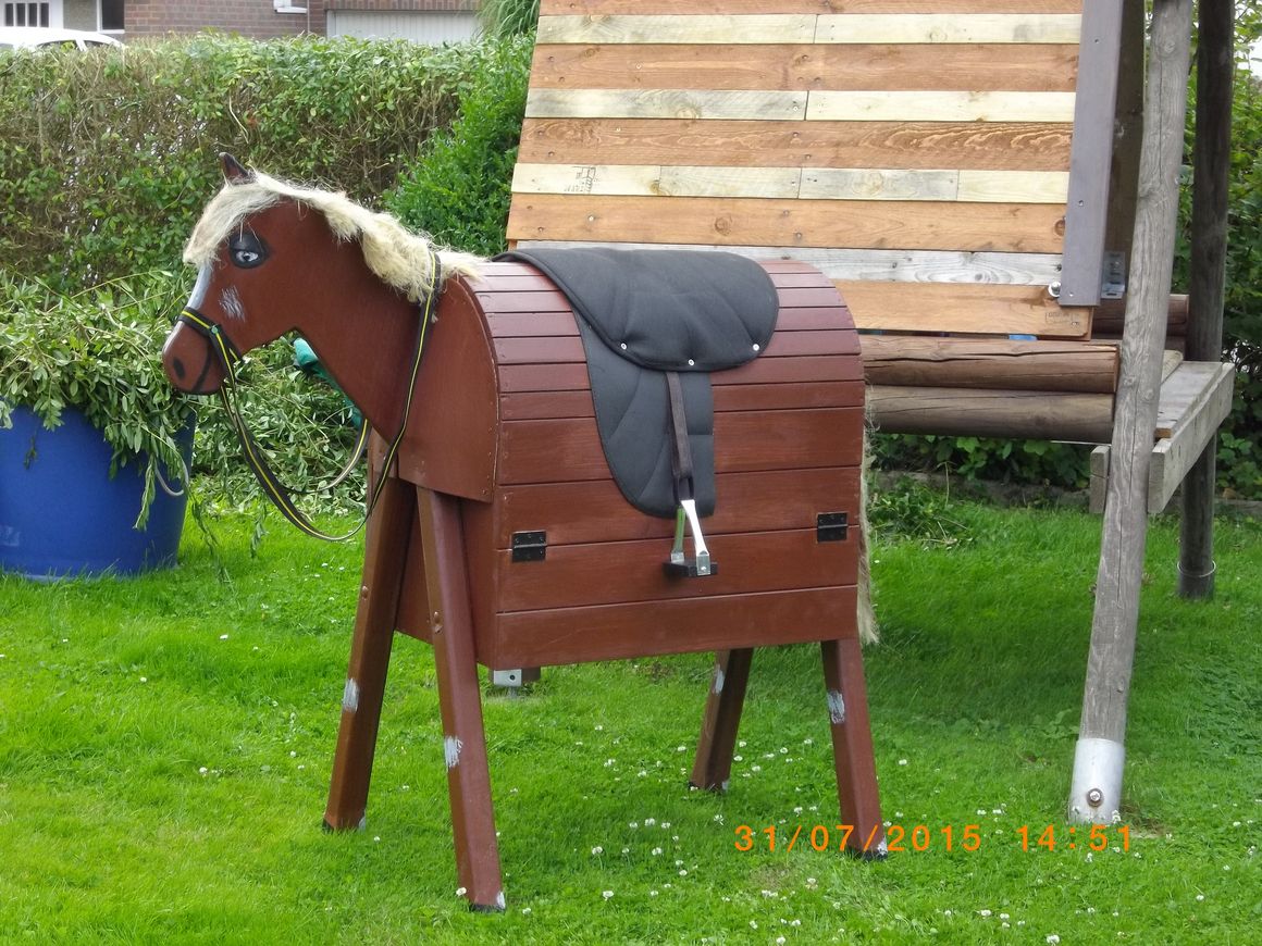 Spielzeugpferd aus Holz im Garten