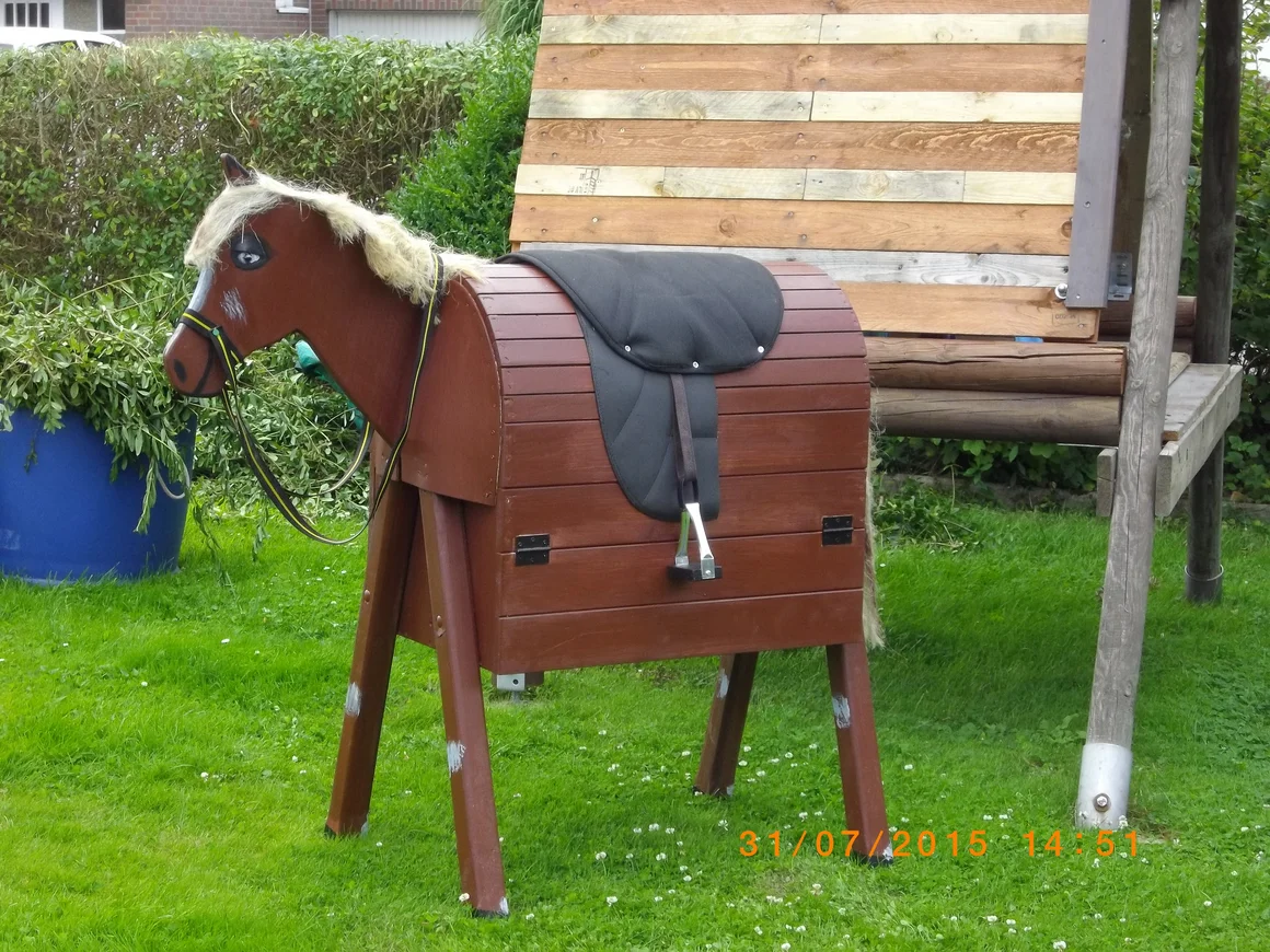 Spielzeugpferd aus Holz im Garten