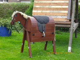Spielzeugpferd aus Holz im Garten