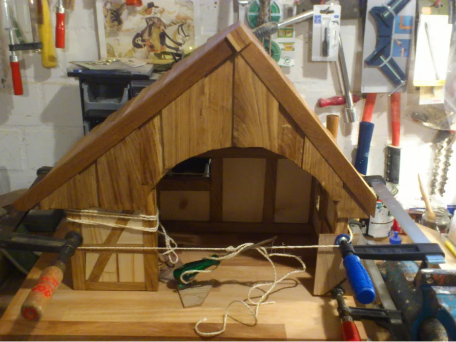 Gartenhaus-Rohbau mit Schraubzwingen