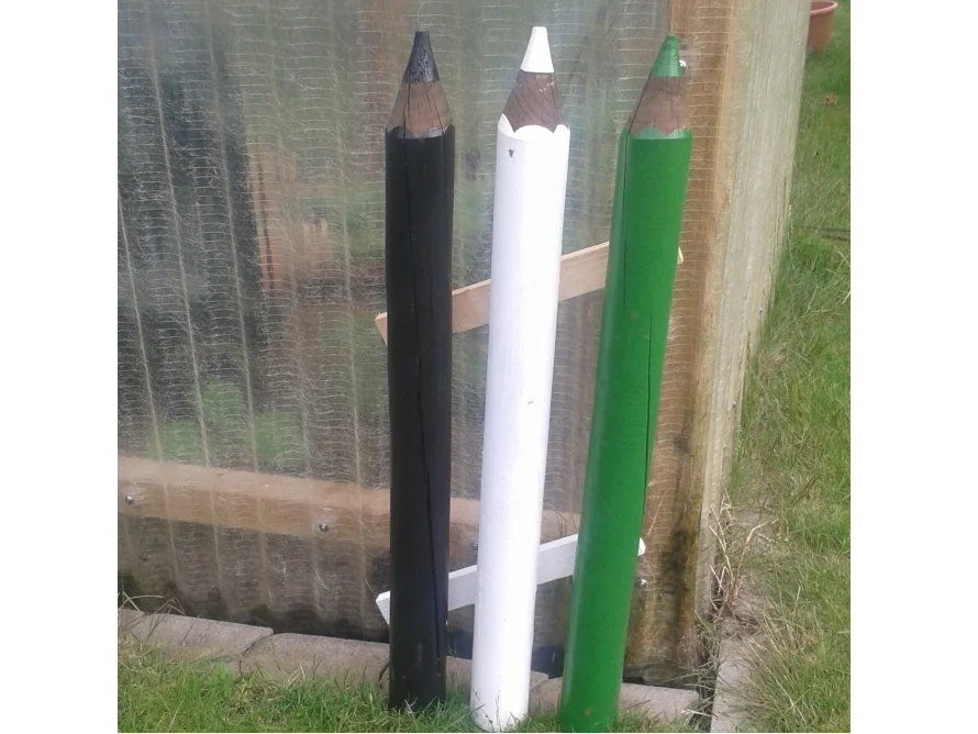 Drei Pfähle in Form von Buntstiften