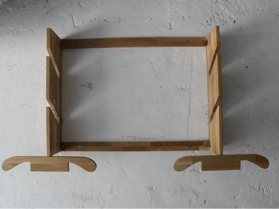 Hölzernes Wandregal mit Kleiderbügeln