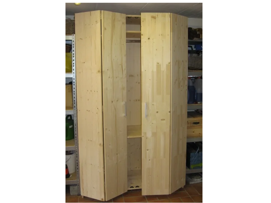 Ein offener Holzschrank mit Doppeltüren