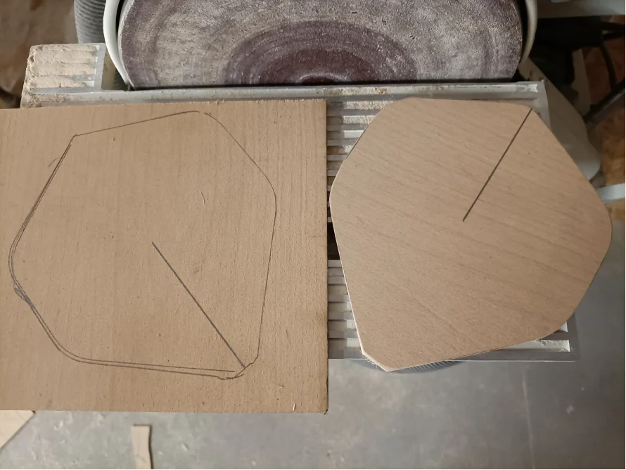 Zwei sechseckige Holzstücke