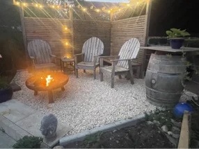Gemütliche Sitzecke mit Feuerkorb im Garten