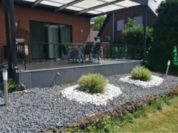 Terrasse mit Gartenmöbeln