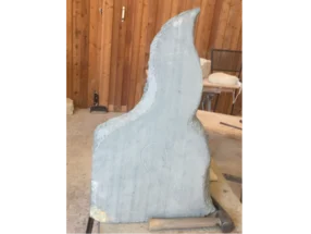 Skulptur aus Stein mit Hammer und Meißel