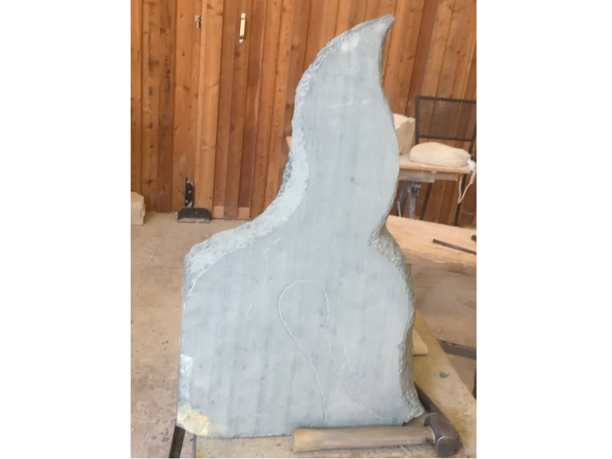 Skulptur aus Stein mit Hammer und Meißel