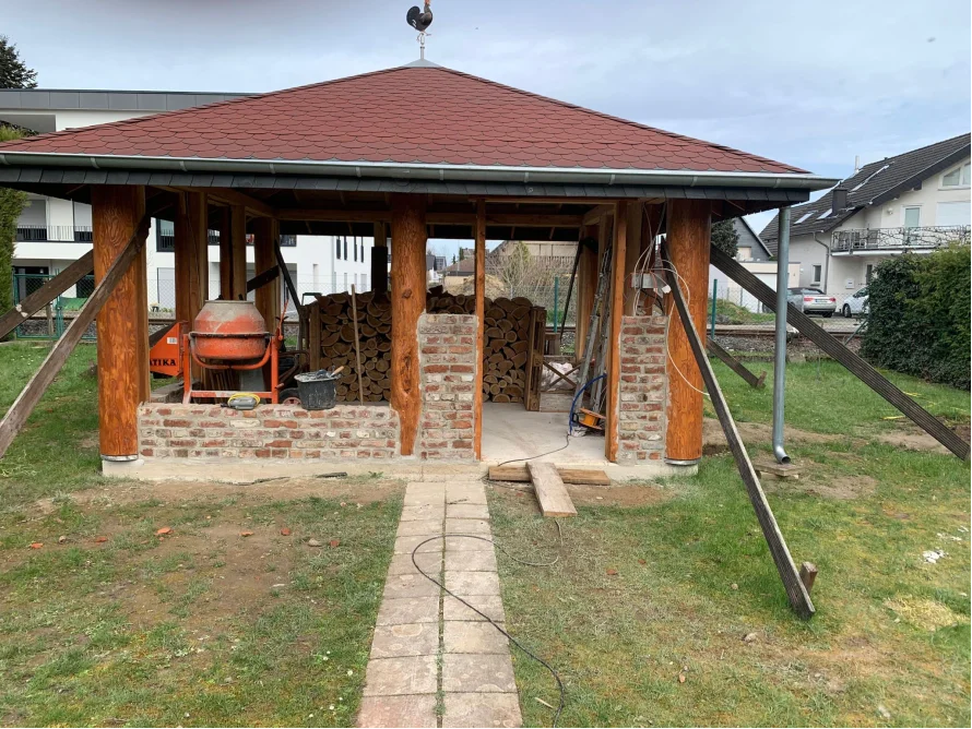 Rohbau eines Gartenhauses mit Ziegelmauer