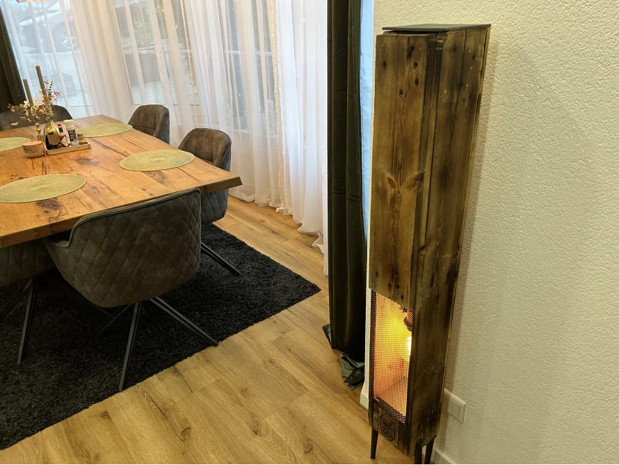 Stehlampe aus Holz mit Beleuchtung im Inneren