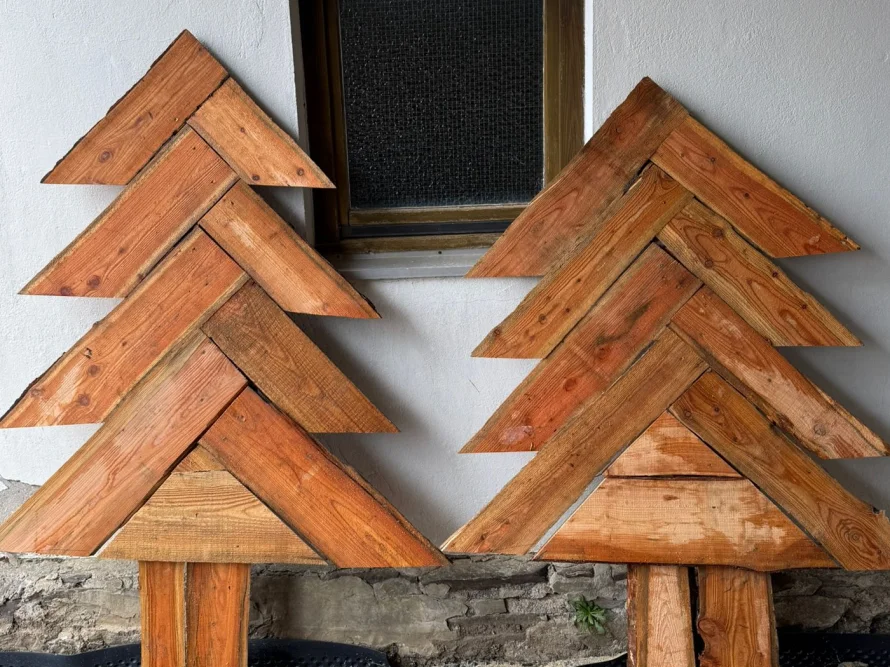 Zwei Weihnachtsbäume aus Holz