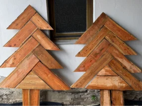 Zwei Weihnachtsbäume aus Holz