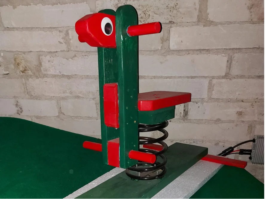 Selbstgebautes Spielzeugpferd mit rotem Kopf