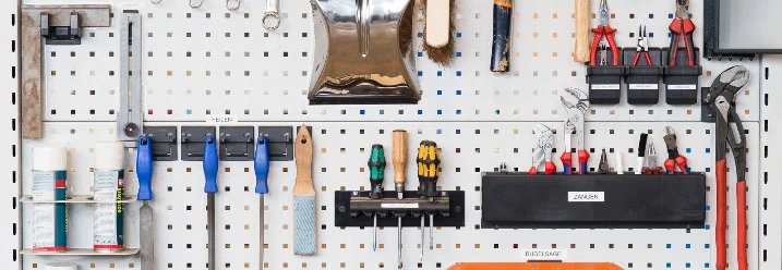 Werkzeugwand mit verschiedenen Werkzeugen