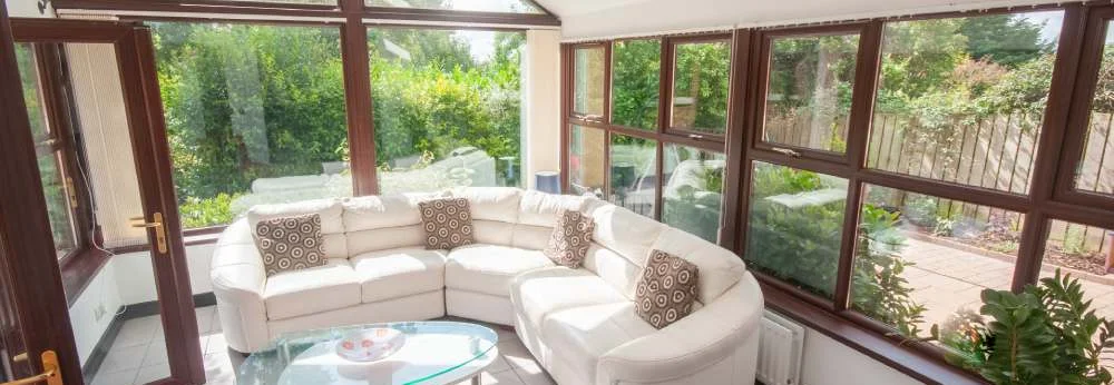 Wintergarten mit weißer Couch