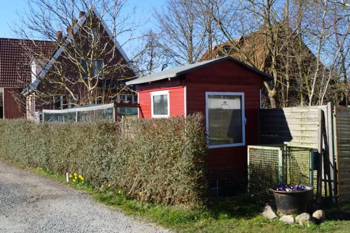 Rotes Gartenhaus mit Fenster