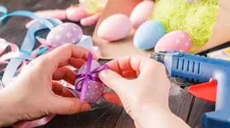 Bemalte Ostereier auf Holz